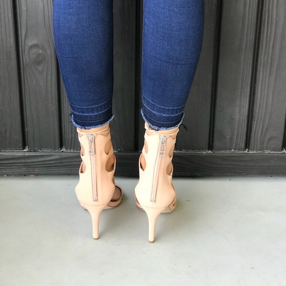 NIB Lace Up Teardrop Shaped Straps Kitten Sandal - Picture 4 of 5